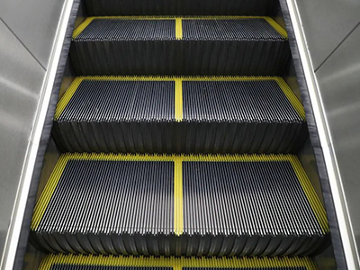 警惕！你知道自动扶梯为什么会有黄线标志吗？